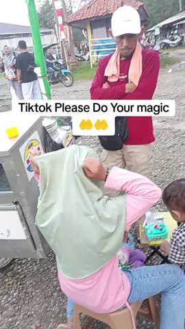 please kakak kakak yg dekat daerah Purwakarta tepatnya di tanggul kayat (PT indorama) jangan lupa dibantu beli dagangan kami yaa , suami ku jualan baso ikan (milik bos) dan aku jualan cilok jando seribuan aja please yaa sedikit banyak nya rejeki dari kalian amat sangat membantu kami 🤲🤲 kadang suka sedih yaa kalo ngeliat pedagang lain rame sibuk yg beli tp aku dan suami malah saling pandang2an nahan sabar 🥹🥹 meskipun ga bikin kaya tp hasil penjualan kami bisa untuk mencukupi kebutuhan kami sehari hari terutama anak kami yg kami tinggalkan di rumah 😭😭 kami sampe dgn terpaksa meninggalkan mereka di rumah Krn kalo di bawa akan sangat kerepotan bagi kami dan juga rute jalan yg berbahaya bagi anak2, kami terpaksa meninggalkan mereka Krn memang ini yg bisa kami lakukan sementara ini untuk bertahan hidup 😇😇 jangan bully kami yaa seandainya lihat kami bawa anak atw meninggalkan mereka di rumah , kami dengan penuh pertimbangan dan dengan kata terpaksa Krn kejamnya dunia perekonomian saat ini 😭😭😭