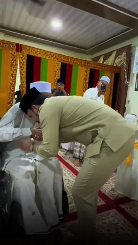 Bupati Aceh Timur, Iskandar Usman Al-Farlaky, bersilaturrahmi dengan ulama kharismatik Aceh, Tgk H Sofyan Mahdi atau yang dikenal dengan Abon Arongan di Komplek Dayah Thaitiatul Thulab, Arongan, Kec Simpang Mamplam, Bireuen, Minggu (31/8/2025)