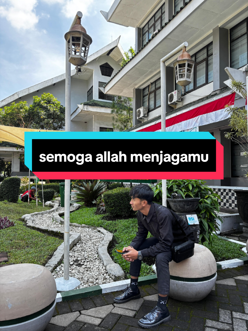 enak lagunya untuk ku nikmati. titip salam buat orang di sebrang sana yang doanya samaoai mendatangkan mimpi🥲