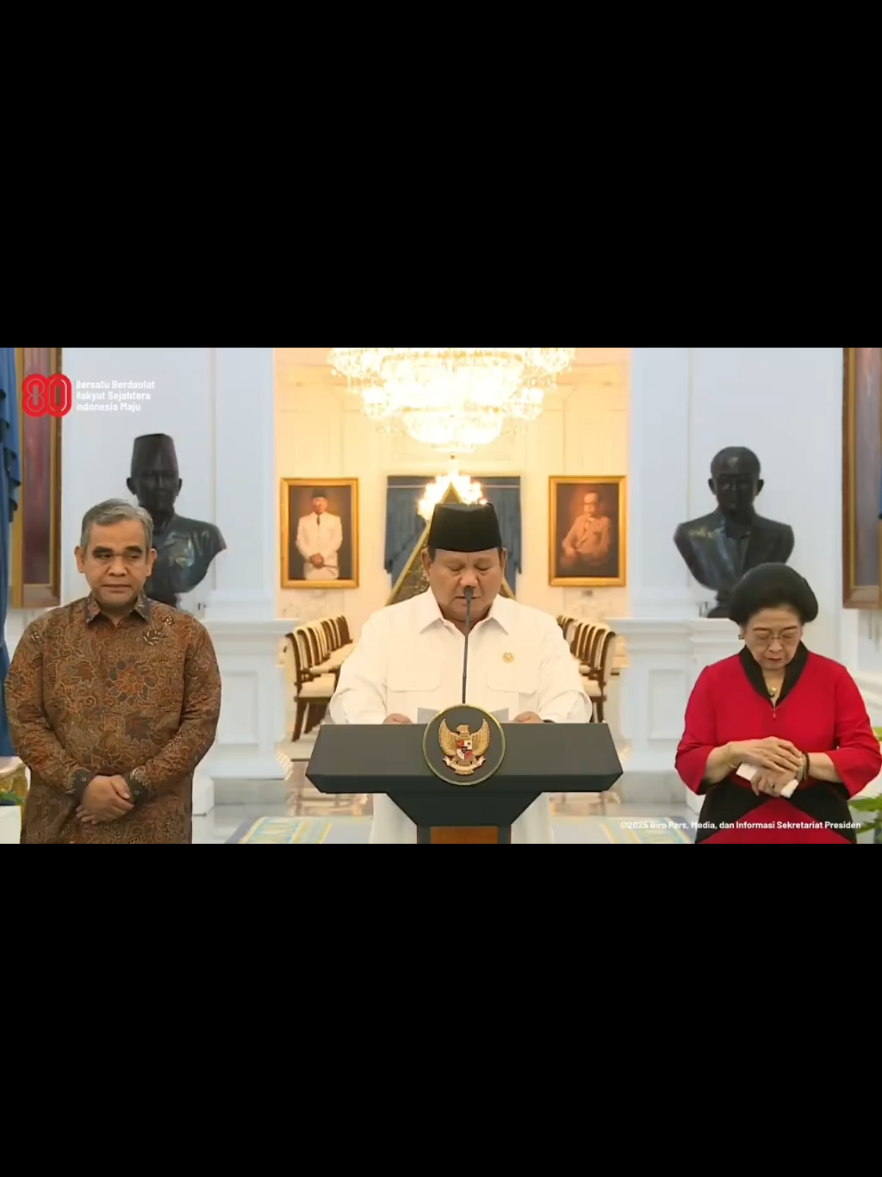 Negara menghormati kebebasan penyampaian pendapat dan aspirasi murni dari masyarakat. Terhadap petugas yang melakukan kesalahan, Polri telah melakukan pemeriksaan dengan cepat, transparan, dan terbuka kepada publik. Para pimpinan DPR juga telah sepakat akan mencabut beberapa kebijakan, termasuk besaran tunjangan dan moratorium kunjungan kerja ke luar negeri, dan bagi para Ketua Umum Partai Politik, saya telah mendapat laporan bahwa mereka telah mengambil langkah tegas terhadap para anggota DPR yang menyampaikan pernyataan keliru, terhitung 1 September 2025. Kami menghormati kebebasan berpendapat, seperti diatur dalam United Nations International Covenant on Civil and Political Rights Pasal 19 dan UU 9 Tahun 1998. Aspirasi dapat disampaikan secara damai, namun jika ada aktivitas anarkis, perusakan fasilitas umum, hingga penjarahan, itu pelanggaran hukum dan negara wajib hadir untuk melindungi rakyatnya. Kepada Polri dan TNI, saya perintahkan untuk mengambil tindakan setegas-tegasnya terhadap perusakan fasilitas umum, penjarahan rumah individu, dan sentra-sentra ekonomi sesuai hukum yang berlaku. Kepada pimpinan DPR, kementerian, dan lembaga, saya minta untuk mengundang tokoh masyarakat hingga mahasiswa, untuk berdialog langsung, menerima masukan, dan koreksi. Kepada seluruh masyarakat, silakan sampaikan aspirasi secara damai. Kami pastikan akan didengar, dicatat, dan ditindaklanjuti. Saya minta seluruh warga negara untuk percaya kepada pemerintah dan tetap tenang. Pemerintah yang saya pimpin bertekad untuk selalu memperjuangkan kepentingan rakyat, termasuk rakyat yang paling kecil dan tertinggal. Mari kita jaga persatuan nasional. Indonesia sudah berada di ambang kebangkitan, jangan mau diadu domba. Suarakan aspirasi dengan damai, tanpa kerusuhan, tanpa penjarahan, tanpa merusak fasilitas umum. Semangat nenek moyang kita adalah gotong royong. Marilah kita bergotong royong menjaga lingkungan, keluarga, dan negara kita. Jakarta, 31 Agustus 2025. #brimob #dpr #demo #presiden #rizacholid 