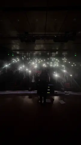 Bogotá, qué noche🥹🖤 Si me lo hubieran contado, no lo creería. Yo sólo sé que dejo el alma, y que cuando veo sus risas, sus lágrimas, cuando cantamos juntos… la noche deja de ser noche y se vuelve eterna. Primera vez aquí, y la sala llena de colombianos. Gracias por abrazarme como si fuera suya, por hacerme sentir en casa en esta ciudad 🇨🇴 Y mis venezolanos… qué decirles. Los amo con el alma. Ustedes son mi familia🇻🇪 Próximos conciertos: 🖤 Ciudad de México – 2 de octubre 🖤 Santiago de Chile – 15 de octubre 🖤 Buenos Aires – 17 de octubre 🖤Atlanta - 1ero de Noviembre  🎟️ laurachimaras.com