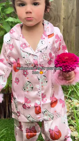 In love with the fuzzy cuffs. Such cute fall pajama for toddlers. #toddlerpajamas #toddlerhalloweenfinds #labordaysale #toddlerootd 