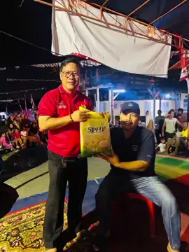 Peringati HUT RI Ke 80, Serma Imanuddin Ketua RT 10 Bagikan 100 Paket Sembako Kepada Warga  Jambi - Dalam rangka memperingati HUT RI ke 80 warga RT 10 kelurahan tambak sari kecamatan jambi selatan mendapatkan bantuan 100 paket sembako yang di berikan langsung oleh ketua RT 10. Ketua RT 10 kelurahan tambak sari kecamatan jambi selatan tersebut yakni Serma Imanuddin yang merupakan anggota TNI AD Aktif yang bertugas di Kodim 0415/Jambi. Serma Imanuddin selaku ketua RT 10 saat di konfirmasih menyampikan bahwa kegiatan pembagian 100 pekat sembako kepada warga tsrsebut dalam rangka memperingati HUT RI Ke 80. Dan Serma Imanuddin menggunakan Dana pribadi hasil dari gaji sebagai ketua RT untuk membeli 100 paket sembako yang akan di bagikan kepada warga dan berkat suport bantu oleh tokoh masyarakat dan warga RT10 