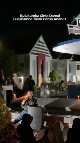 Bundaran Phinisi Bulukumba malam ini (31/08/2025). Aksi bakar lilin dan doa bersama untuk para korban tragedi unjuk rasa di sejumlah wilayah di Indonesia. Semoga aksi demonstrasi selalu berjalan aman dan mengedepankan hati nurani. Bulukumba saling ikat bukan saling sikat.#damai #bulukumba #bulukumbakeren 