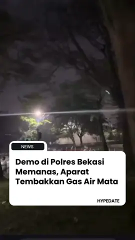 Demo di Polres Bekasi berujung ricuh. Aparat terpaksa menembakkan gas air mata untuk membubarkan massa. Semoga kondisi segera kondusif dan tidak ada korban. 🙏 #bekasi #demo #fyp #bekasihits #fypシ゚ 