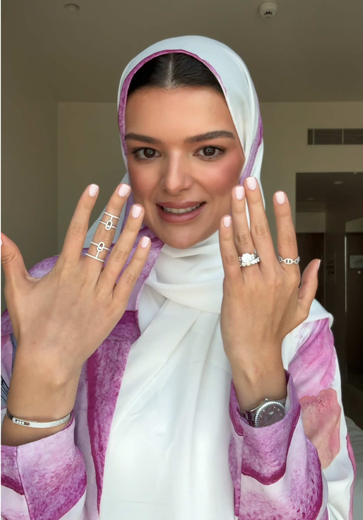 Obsessed with this new trend😍 My two favorite colors are Marshmallow & Fiji from @essie 💅💝 #essie #essiepartner #nails #girlynails #summernails 