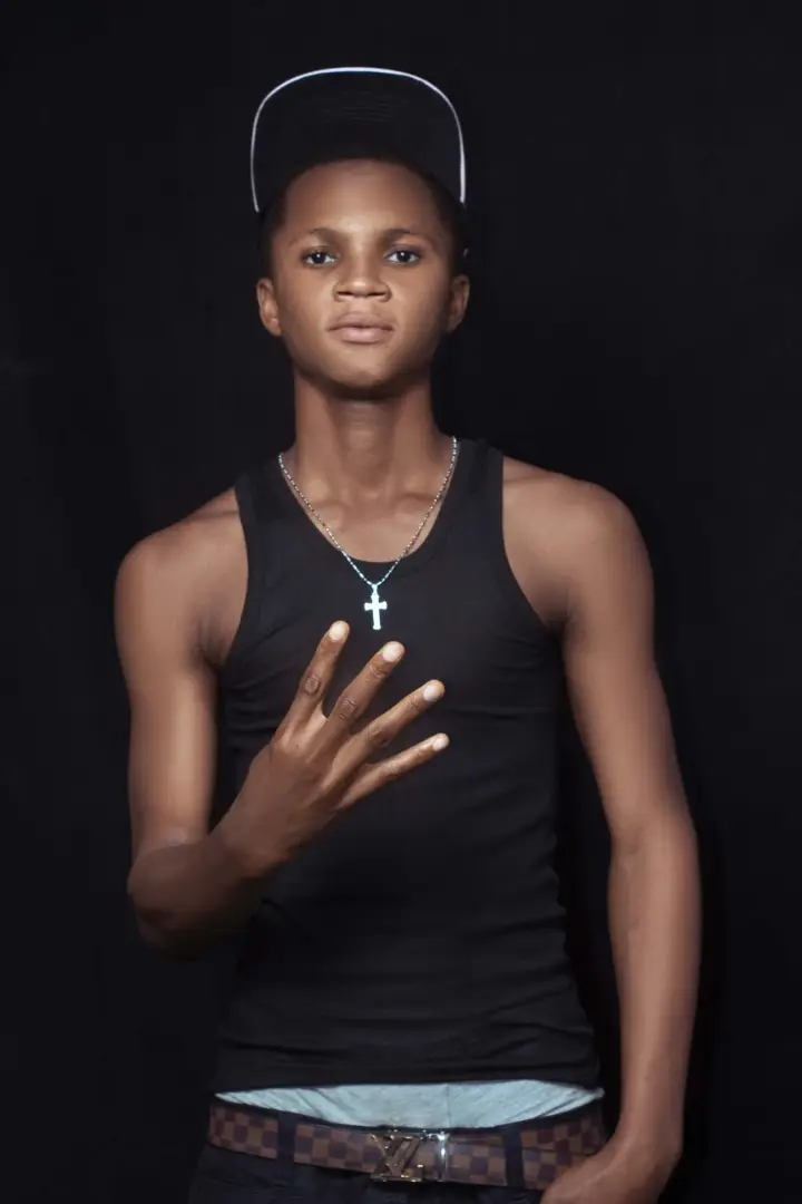 hey la Big famille je vous balance le son dans pas longtemps resté branche 🔥 schee😈#tiktokrdcongo🇨🇩 #tiktokamerique🇺🇸 #artistsoftiktok #musicchallenge #videoviral