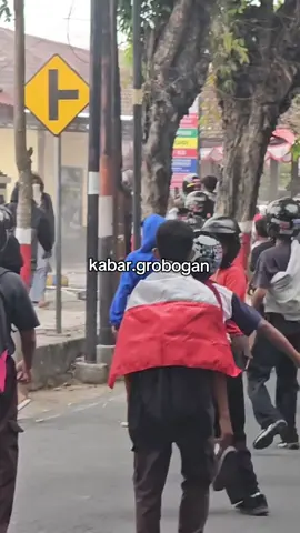 Cukup sudah, jangan sakiti orang tuamu. Sebanyak 95 pelajar yang diamankan Polres Grobogan saat peristiwa aksi anarkis, pada Sabtu (30/8/2025) kemarin akhirnya diserahkan kembali kepada orang tuanya pada Minggu (31/8/2025) malam. Pertimbangan utamanya adalah mereka masih berstatus pelajar dan dibawah umur. Isak tangis mengiringi momen ini. #demo #sedih #lepas #polisi #ibu 