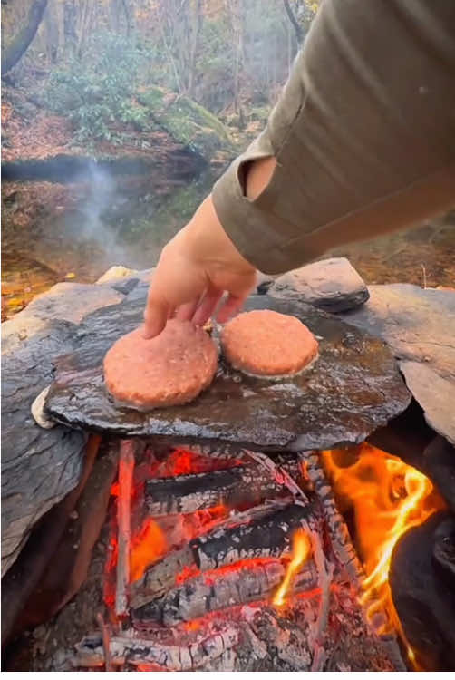 Make beef burgers in the wild and grill them on hot rocks in the middle of the mountains and forests 🥩🪵🔥💦🌲 #cookingasmr #outdoorcooking #leon #beef #burger 