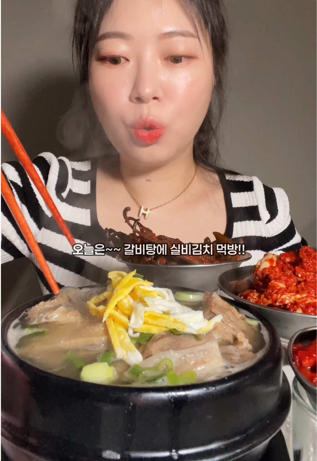 갈비탕 실비김치 뚝배기에 갓 끓여온 갈비탕 왕뜨거워!! +실비김치까지 더 맵게 먹었습니다아 . . #단순선물 #실비김치 #갈비탕 #김치 #먹방 