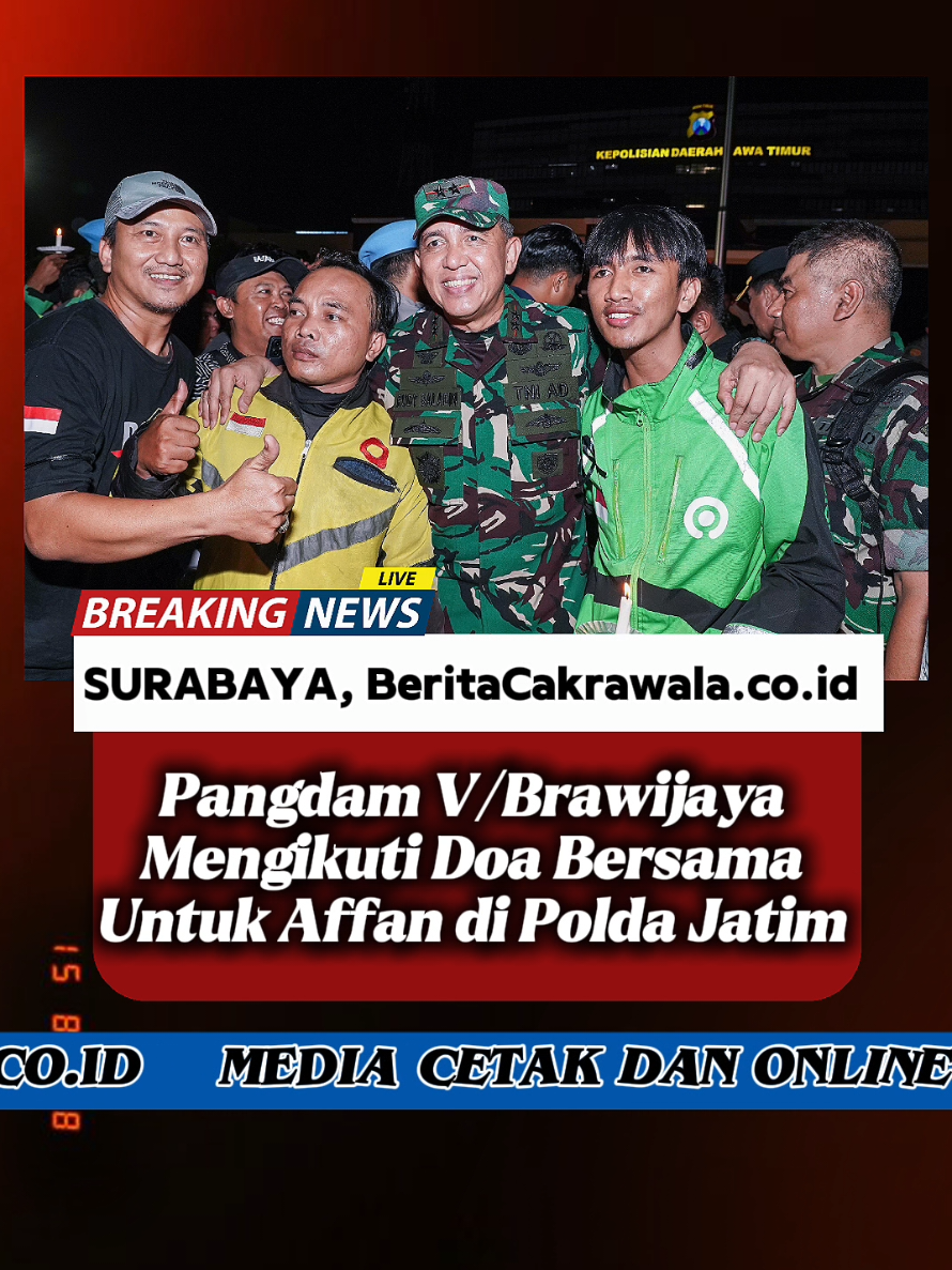 SURABAYA, BeritaCakrawala.co.id - Pangdam V/Brawijaya, Mayjen TNI Rudy Saladin, M.A, mengikuti berlangsungnya doa bersama wafatnya Affan, salah seorang driver ojek online saat mengikuti unjuk rasa. Doa bersama yang digelar di Mapolda Jatim pada Jumat (29/08/2025) malam itu. Turut diikuti oleh Kapolda Jatim, Irjen Pol Nanang Avianto, bersama ribuan driver ojol di Jatim. Doa bersama itu dilakukan dengan menyalakan seribu lilin. Aksi itu, merupakan bentuk solidaritas, sekaligus belasungkawa atas meninggalnya Affan Kurniawan.  Para pengemudi ojol bersama Pangdam dan Kapolda, turut memanjatkan doa agar almarhum Affan mendapat tempat terbaik di sisi Tuhan. Pihak Polri telah memeriksa tujuh personel oknum aparat atas insiden yang menewaskan Affan tersebut. Pihak Polri juga menegaskan proses hukum terhadap oknum aparat dipastikan berjalan secara transparan,