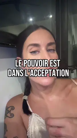 On croit souvent que résister nous protège… mais c’est l’inverse. Ta résistance nourrit le problème et t’épuise. L’acceptation, elle, change tout : elle détend ton mental, clarifie ton énergie et rend possible la transformation. Accepter ne veut pas dire subir. Accepter, c’est redevenir plus grand·e que la difficulté et permettre à la vie de bouger à nouveau. Essaie : regarde ce qui te pèse, accueille-le sans te battre… et observe ce qui se transforme. #developpementpersonnel #conscience #psychologiepositive #energies #spiritualité #MentalHealth #bienetre #lacherprise #motivation #éveilspirituel #acceptation #cycledevie #femmespuissantes #connaissancedesoi #travailsursonombre #pleineconscience #guérison