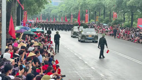 Video gốc để mọi người cảm nhận được sức nóng quảng trường Ba Đình mi ni nhé và video quay sát mặt các em để người thân các em nhìn thấy rõ mặt con em mình nhé.  #quockhanh2thang9nam2025🇻🇳❤🇻🇳❤🇻🇳  #LearnOnTikTok  #thinhhanhtiktok  #viralvideo  #dutrendtiktok 