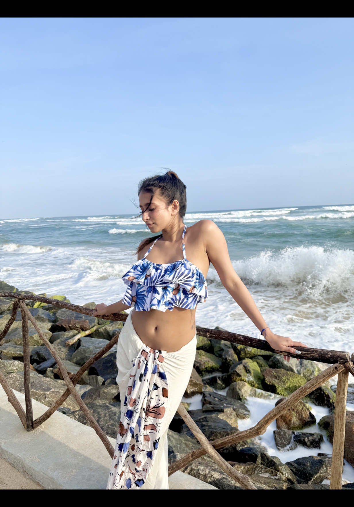Chasing vibes at @The South Beach  Loving the view, loving the vibes, and the staff make it even better!🩵🌊 #BeachDays #srilanka #raleesha #beach #travel 