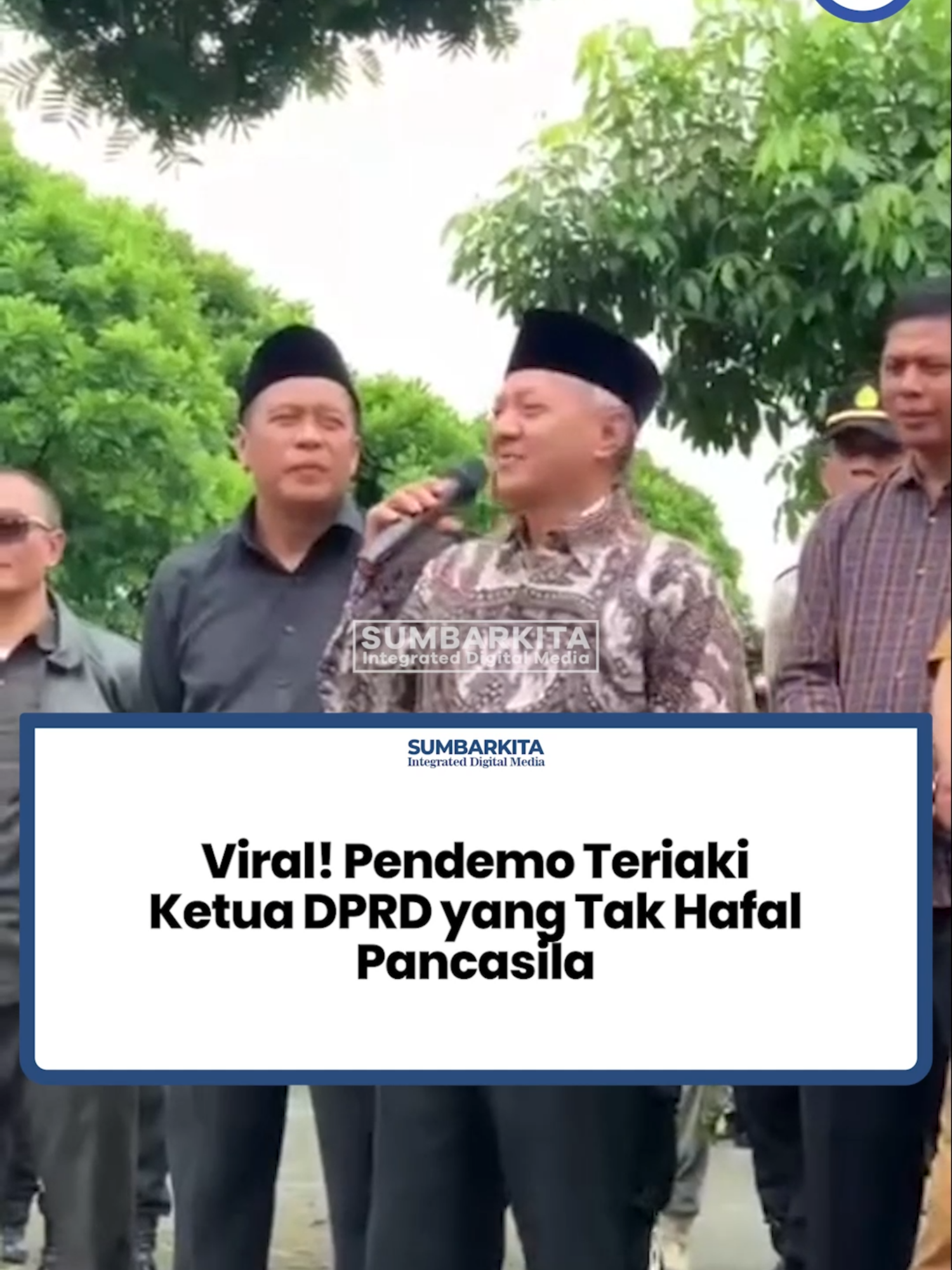 Dalam unjuk rasa di Kabupaten Wonosobo, Jawa Tengah, Ketua DPRD Eko Prasetyo Heru Wibowo menjadi sorotan karena diduga tidak hafal Pancasila. Saat berhadapan dengan massa aksi, ia mencoba menenangkan mereka dengan menyampaikan pidato. Namun, massa yang tidak sabar memintanya langsung ke inti pembicaraan. Eko kemudian mengucapkan sila pertama Pancasila dengan lancar. Setelah itu, ia tiba-tiba melompati ke sila kelima, membuat para demonstran tertawa dan geleng-geleng kepala #fyp #demo #tragedi #demomahasiswa #demosumbar