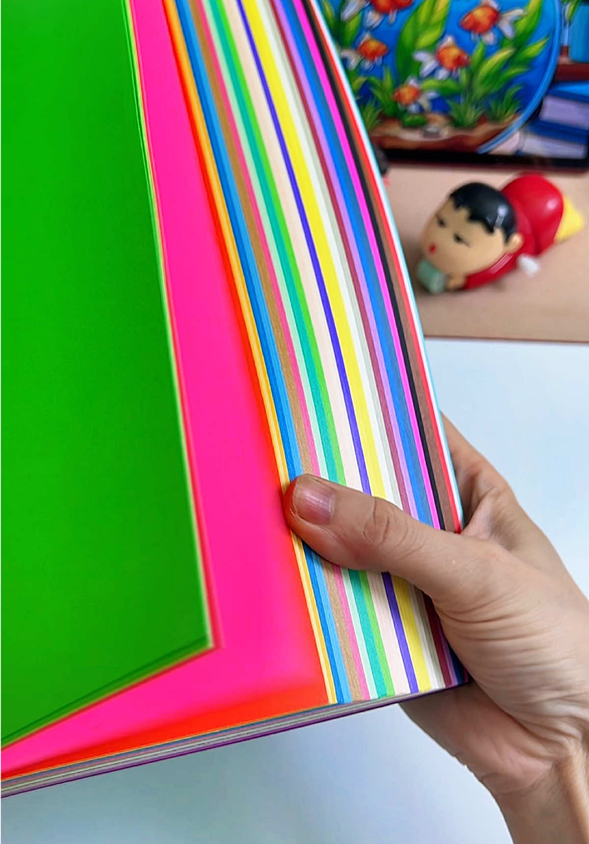 Giấy thủ công Xipan 30 màu – 60 tờ, màu nào cũng tươi sáng rực rỡ 🌈 👉 Giấy dày dặn, trơn mịn, gấp dán đều đẹp, làm thiệp hay handmade đều xinh lung linh. #giaythucong #giaymau #handmade #dodunghoctap #thaomyriviu