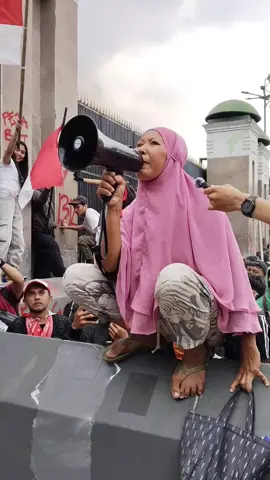 #ibukerudungpink  #bubarkandpr  #fypシ゚viral  #dewanperwakilanrakyat  #demodprpusat2025 