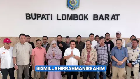 Bupati Lobar Ajak Masyarakat Lobar  Jaga Persatuan dan Kondusifitas Daerah   LOMBOKBARAT-entebekita.com-Pemerintah Kabupaten Lombok Barat mengajak seluruh elemen masyarakat untuk terus menjaga persatuan dan kebersamaan. Semangat ini diyakini menjadi kunci utama terwujudnya pembangunan yang harmonis, adil, dan berkelanjutan. Hal tersebut disampaikan oleh Bupati Lombok Barat H.Lalu Ahmad Zaini (LAZ) bersama Wakil Bupati Lombok Barat Hj Nurul Adha, Ahad, 31 Agustus 2025. Bupati Lombok Barat H. Lalu Ahmad Zaini menegaskan bahwa penyampaian aspirasi merupakan hal yang wajar dalam kehidupan berdemokrasi. Namun demikian, persaudaraan dan kebersamaan serta kedamian harus tetap dijaga. “Mari kita satukan hati, eratkan tangan, dan bersama-sama membangun daerah ini. Dengan kebersamaan, insya Allah semua tantangan dapat kita lewati,” ujarnya dengan penuh keteduhan. Wakil Bupati Hj. Nurul Adha juga menyampaikan pesan serupa. Menurutnya, menciptakan suasana rukun, aman, dan damai di tengah masyarakat harus terus dilakukan. Hal ini agar proses pembangunan dapat terus dilaksanakan. Ia juga meminta agar semua pihak dapat menahan diri sehingga hal hal negatif tidak terjadi. “Kita ingin Lombok Barat menjadi rumah yang nyaman bagi semua, tempat kita saling mendukung, saling menjaga, dan saling menguatkan,” ungkapnya.(*) #entebekita  #lombokbarat  #lombok 