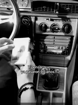 ¿Sabes por qué tanta gente siente nostalgia de los 80? Porque nos conocíamos en la calle mientras nos mojamos bajo la lluvia y no detrás de una computadora, porque nos escribíamos cartas y no mensajes, porque nos mirábamos a los ojos y no por videollamada, porque nos decíamos 