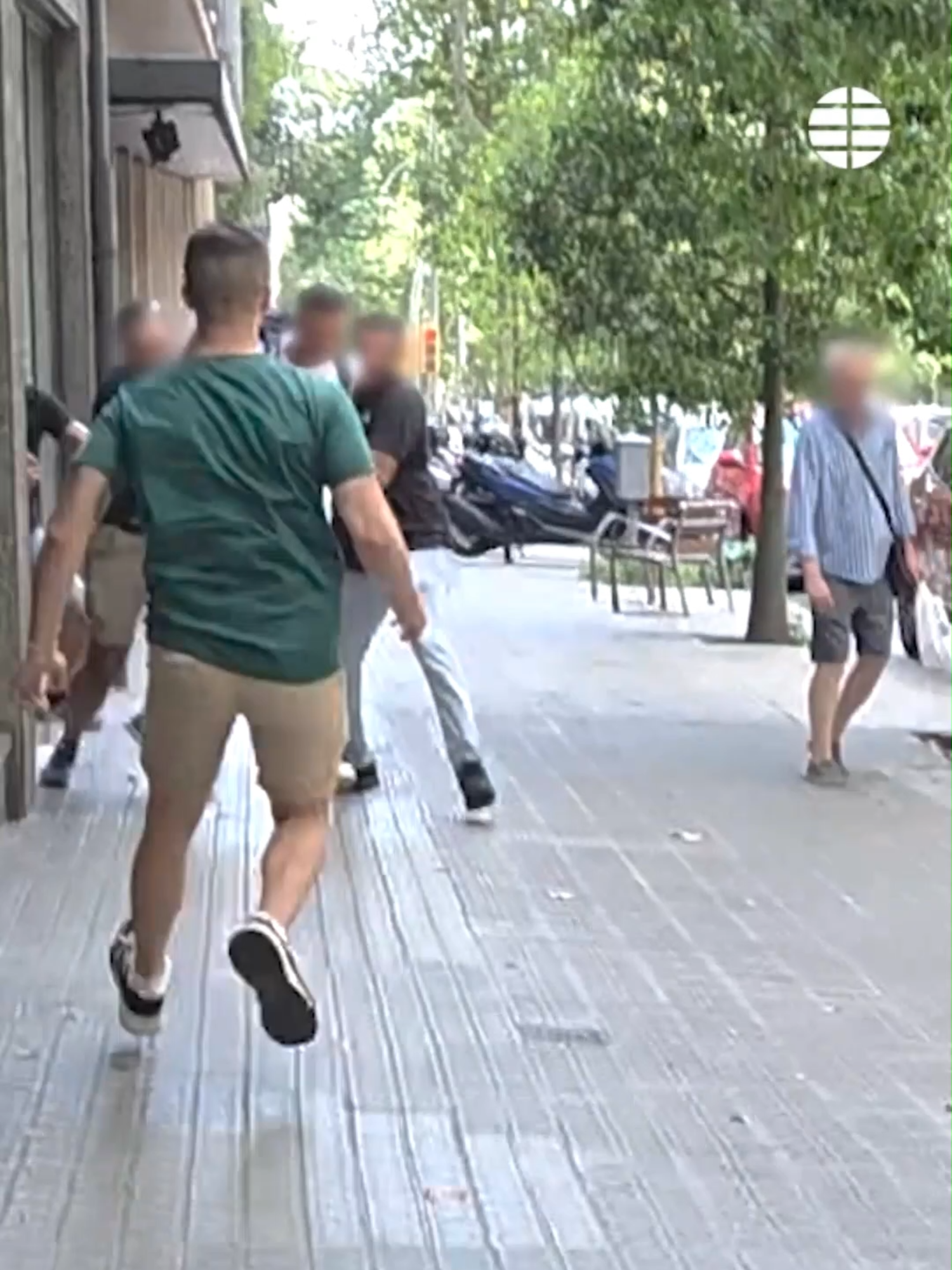 Así fue la detención en plena calle del líder de un clan de narcotráfico oculto en Alicante La Guardia Civil ha detenido en Barcelona a un fugitivo de la justicia italiana que se ocultaba en la provincia de Alicante, donde residía junto a su familia y bajo una identidad falsa. El arrestado lideraba una organización criminal de carácter mafioso dedicada al tráfico de drogas a gran escala y a la extorsión, además de tráfico ilegal de armas y explosivos. En el momento de la detención los investigadores hallaron entre sus efectos las identidades falsas de las que se valía para evadir el control policial junto a dinero en efectivo y efectos de valor como relojes de alta gama y piezas de oro. #sucesos #barcelona