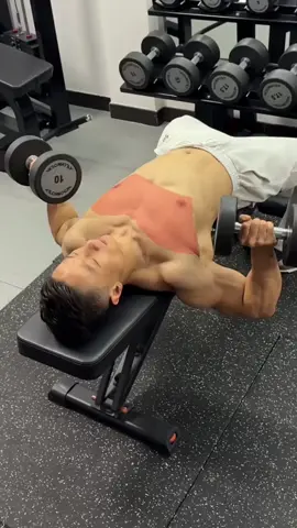 💯💪Chest exercises with dumbbells with a detailed explanation of the targeted muscles #dumbbells #workout #muscle #fyp #trending 