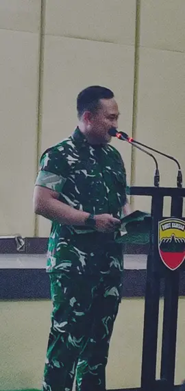 Doa Bersama Indonesia Damai, Kodam I/BB Rangkul Semua Elemen Medan,MPOL – Kodam I/Bukit Barisan menggelar Doa Bersama untuk Indonesia Damai di Gedung Balai Prajurit Makodam I/BB, Minggu (31/8/2025). Ribuan masyarakat hadir bersama prajurit TNI dalam ikhtiar memohon keselamatan bagi keluarga besar TNI, masyarakat Sumatera Utara, hingga seluruh bangsa Indonesia. Doa bersama melibatkan tokoh agama Islam, Kristen, Katolik, Hindu, dan Buddha, serta tokoh masyarakat, mahasiswa, organisasi kepemudaan, anak yatim dari berbagai panti asuhan, hingga kaum dhuafa. Kebersamaan lintas elemen ini menggambarkan semangat persatuan dalam menjaga kondusifitas Sumatera Utara sekaligus memperkuat ikatan kebangsaan. Pangdam I/Bukit Barisan, Mayjen TNI Rio Firdianto, menegaskan bahwa doa bersama merupakan instruksi Panglima TNI sebagai wujud empati sosial sekaligus sarana memperkuat persaudaraan. “Kami ingin memastikan aspirasi masyarakat bisa tersampaikan dengan damai. Harapannya Sumut tetap aman agar semua dapat bekerja, berusaha, dan mencari nafkah dengan tenang,” ujar Pangdam. Pangdam juga menyampaikan bahwa Kodam I/BB akan melakukan pembagian beras secara gratis sebanyak 5.000 karung kepada driver ojol dan masyarakat yang membutuhkan. 