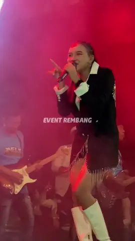 Lagu & lirik'e masyuk karo kondisi Indonesia sak'iki dek @ellennn 💃🤸 @Amelia Music di Sedekah Bumi Gundi Etan Rembang @story.konserrembang