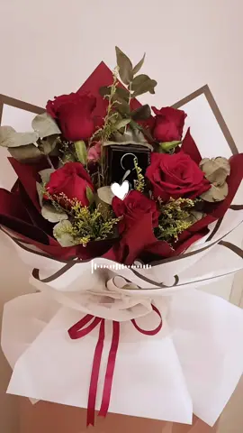 فخامة الورد الأحمر عندنا قول وفعل🌹⭐ نضارة اليوم تتحول إلى فخامة الغد  حياكم في يومك ورد 😍 الموقع 📍 الطائف -جبره  يوجد لدينا توصيل #ورد_طبيعي #ورد_الطائف #ورد_صناعي #اكسبلور #اكسبلورexplore #ti̇ktok #yfp #viral #الطايف #الطايف_الان_اكسبلور #جديد_الطائف#جديد_الطايف 