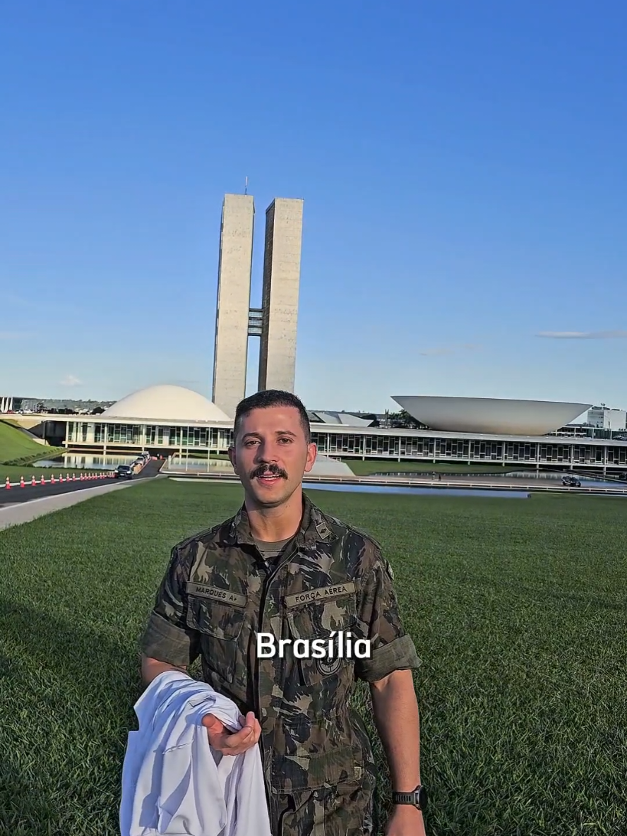 Era uma vez um jovem médico cheio de sonhos. Ele vestia branco, mas também já tinha vestido verde-oliva: servia na Aeronáutica em Brasília, cuidando de militares, famílias e até de missões de saúde que cruzavam os céus do Brasil. Na capital, aprendeu disciplina, coragem e precisão — Só que, no coração dele, havia um chamado mais forte do que o ronco de qualquer turbina: o chamado da sua terra natal no interior de Goiás. Um dia, o jovem doutor olhou para o horizonte e pensou: “Brasília é linda, mas meu povo lá do interior precisa de mim. Quero ser o médico que leva esperança para quem mais precisa.” E foi assim que ele trocou o barulho dos aviões pelo canto dos galos da madrugada, trocou o trânsito da capital pelas ruas tranquilas de sua cidadezinha. Hoje, ele atende de tudo um pouco: crianças curiosas, idosos cheios de histórias, gestantes esperançosas e trabalhadores que enfrentam a lida diária. O consultório dele não é só lugar de remédio, mas também de abraço, escuta e confiança. Assim, entre consultas, sorrisos e histórias, o jovem médico segue sua missão: provar que, às vezes, o voo mais bonito não é para longe... é de volta para casa. #medicina 