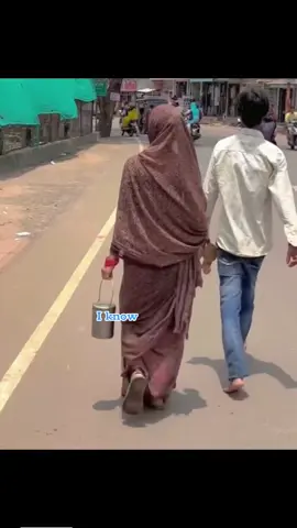 Replying to @奶奶 On their way home when the shoes of his wife were damaged he gave her his shoes and walked bare foot , such a loving man . motivation #life #mrgoodvibesonly #lifelessons #inspiration 