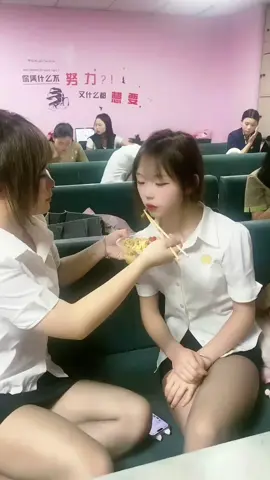 手好痛，有姐姐帮我喂饭，好喜欢这个姐姐。