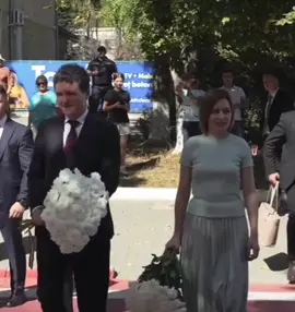 Momente unice cu Nicușor Dan și Maia Sandu în Republica Moldova, aceștia au defilat cu buchete de flori în mână în aplauzele celor prezenți.