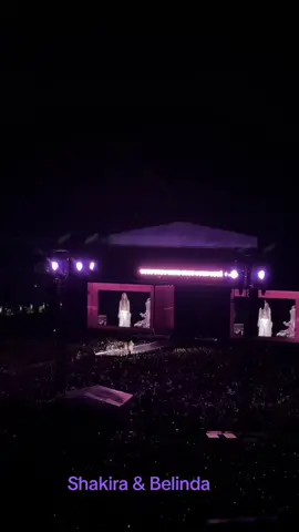 Shakira y Belinda  Estadio GNP Seguros  Se prendió el gran recinto cuando salió a cantar Belinda con la canción * Día de Enero ,*uno de los más grandes éxitos de la colombiana.