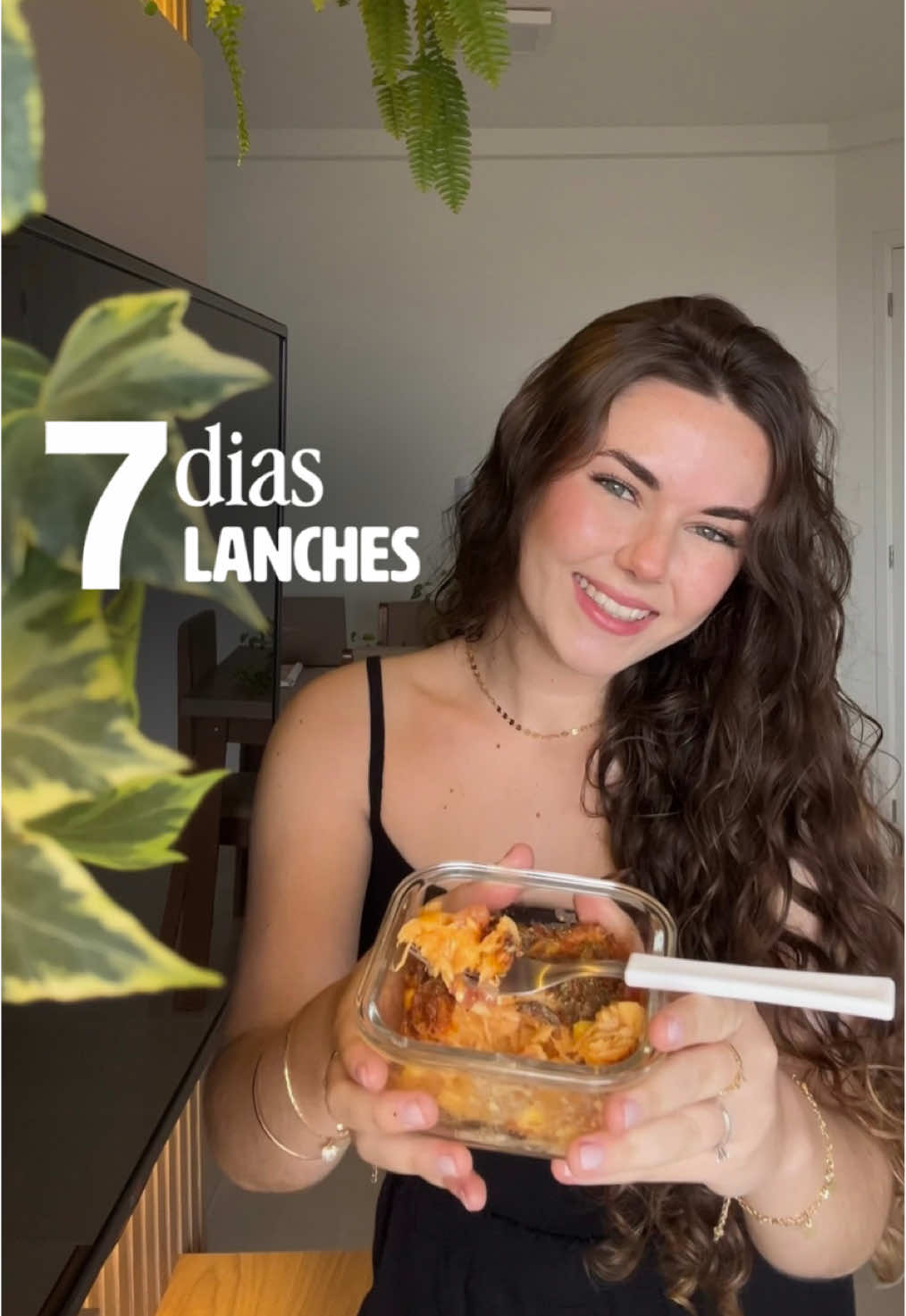 Esse é o 6º vídeo do quadro 7 dias, 7 lanches pra levar pra faculdade ou trabalho!💛 Essa tortinha de frango com queijo vai ser a tua nova opção de lanche favorita! É baixa em calorias, proteica e muuuito gostosa!🥧 Pode armazenar na geladeira por até 3 dias. Na hora que for comer, coloque 30 segundos no microondas para o queijo derreter!🧀 Torta de Frango da Gabi: - 2 ovos - ⁠100g de frango temperado e desfiado - ⁠1/2 tomate picado  - ⁠3 colheres de sopa de milho verde - ⁠1 colher de sopa de requeijão light ou creme de ricota light  - ⁠4 colheres de sopa de goma de tapioca  - ⁠2 fatias de queijo mussarela  - ⁠sal a gosto  - ⁠orégano - pra dar aquele sabor especial 🤌🏻 • Pra assar, leve na airfrier por 15 minutos à 180°C Já salva esse vídeo porque eu tenho certeza que tu vai querer voltar aqui depois!💛 Aqui tu vai encontrar receitas saudáveis toda semana pra te inspirar a ser a tua melhor versão! Já segue pra receber as próximas receitinhas!💛 👩🏻‍🍳informações nutricionais - por unidade (1 tortinha) • 320 kcal • proteína: 29,5g • carboidratos: 17g • gorduras: 15g #tortadefrangofit #lanchefaculdade #lanchetrabalho #lancherapido  #emagrecimento 