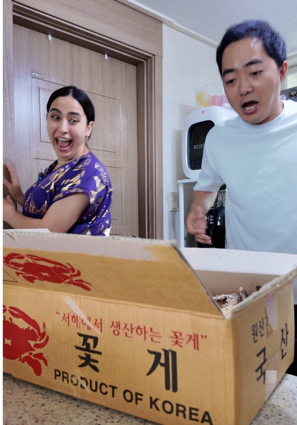 ريان رجع من الشغل وبدا مغامرته مع الكابوريا في كوريا🦀🇰🇷 ياتري رأي الكابوريا ايه؟ 😂🦀 . 🌸 الانستجرام : @kimkoke92  . #كيم_كوكي #الشعب_الصيني_ماله_حل😂😂 #كوميدي #ترند #korea 