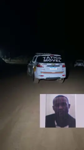 Homem morre em confronto com a Polícia Militar em Vargem Alegre No final da noite deste sábado (30/08), Josimar Aparecido da Silva, de 38 anos, morreu após ser atingido por disparo de arma de fogo durante uma ocorrência registrada pela Polícia Militar em Vargem Alegre. Segundo informações repassadas pela PM, equipes receberam denúncia de que um automóvel com dois indivíduos, já conhecidos por envolvimento em furtos e roubos na cidade e em municípios vizinhos, estaria circulando pela região. Durante patrulhamento, os militares localizaram o veículo e deram início a diligências para realizar a abordagem. De acordo com a PM, os ocupantes abandonaram o automóvel às margens da rodovia e fugiram por uma estrada vicinal. Um dos homens correu em direção a uma área de pasto, enquanto o outro, ao perceber que seria alcançado, sacou uma arma e apontou em direção a um dos policiais. Em ato contínuo, o militar reagiu e efetuou um disparo em legítima defesa, atingindo o indivíduo. Ainda conforme a Polícia Militar, os próprios militares prestaram socorro imediato ao homem baleado, que foi encaminhado à Unidade Básica de Saúde de Entre Folhas. Ele deu entrada no local já em óbito. A PM informou que ele usava coturno e colete balístico no momento da ocorrência. O segundo indivíduo conseguiu escapar pela região de pasto e segue foragido. Equipes do Tático Móvel e outras viaturas da PM continuam em diligências para localizá-lo. A perícia técnica da Polícia Civil esteve no local e realizou os trabalhos de praxe. Posteriormente, o corpo foi liberado pela equipe médica da unidade de saúde ao serviço funerário e encaminhado ao Instituto Médico Legal (IML) de Caratinga.
