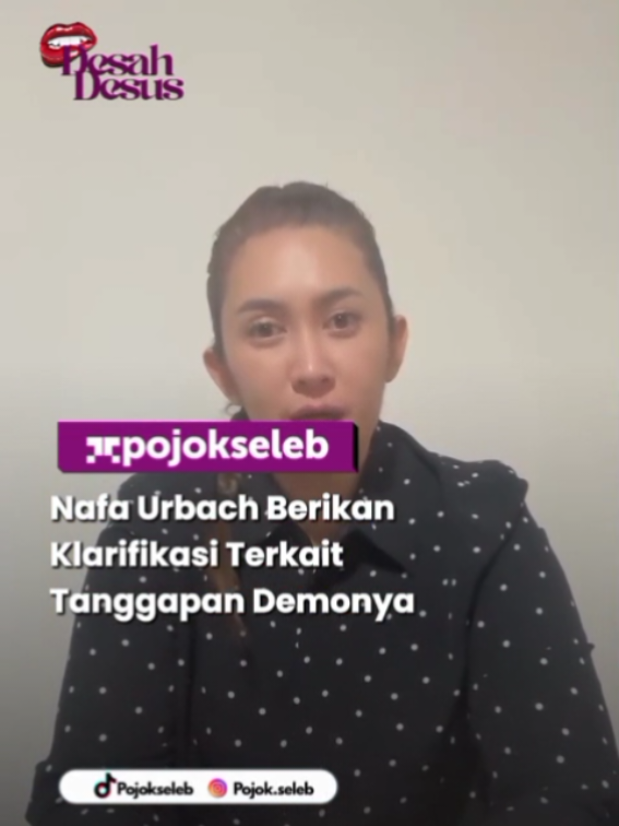 Nafa Urbach Berikan  Klarifikasi Terkait Tanggapan Demonya Nafa Urbach akhirnya buka suara terkait ramainya tanggapan publik soal aksinya ikut demo beberapa waktu lalu. Dalam klarifikasinya, Nafa menegaskan bahwa kehadirannya bukan untuk mencari sensasi, melainkan murni karena kepeduliannya terhadap isu yang sedang diperjuangkan masyarakat. Ia merasa sebagai publik figur, dirinya juga punya tanggung jawab untuk menyuarakan hal-hal yang dianggap penting. Nafa juga menambahkan bahwa ia sadar risikonya akan menuai pro dan kontra. Namun baginya, lebih baik berani bersuara daripada diam ketika melihat ketidakadilan. Klarifikasi ini langsung menuai reaksi beragam. Banyak netizen yang mendukung dan mengapresiasi keberaniannya turun ke jalan, sementara ada juga yang menilai langkah Nafa terlalu berlebihan untuk seorang artis. Meski demikian, sikap terbuka Nafa dalam memberikan penjelasan membuat sebagian publik menilai bahwa ia benar-benar tulus. Netizen pun berharap klarifikasi ini bisa meredakan perdebatan yang sebelumnya memanas di media sosial. #desahdesus #pojokseleb #TikTokTainment #entertainment 