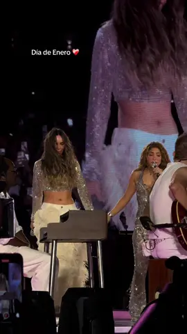 @Shakira @Belinda #DiadeEnero #concierto #trend 