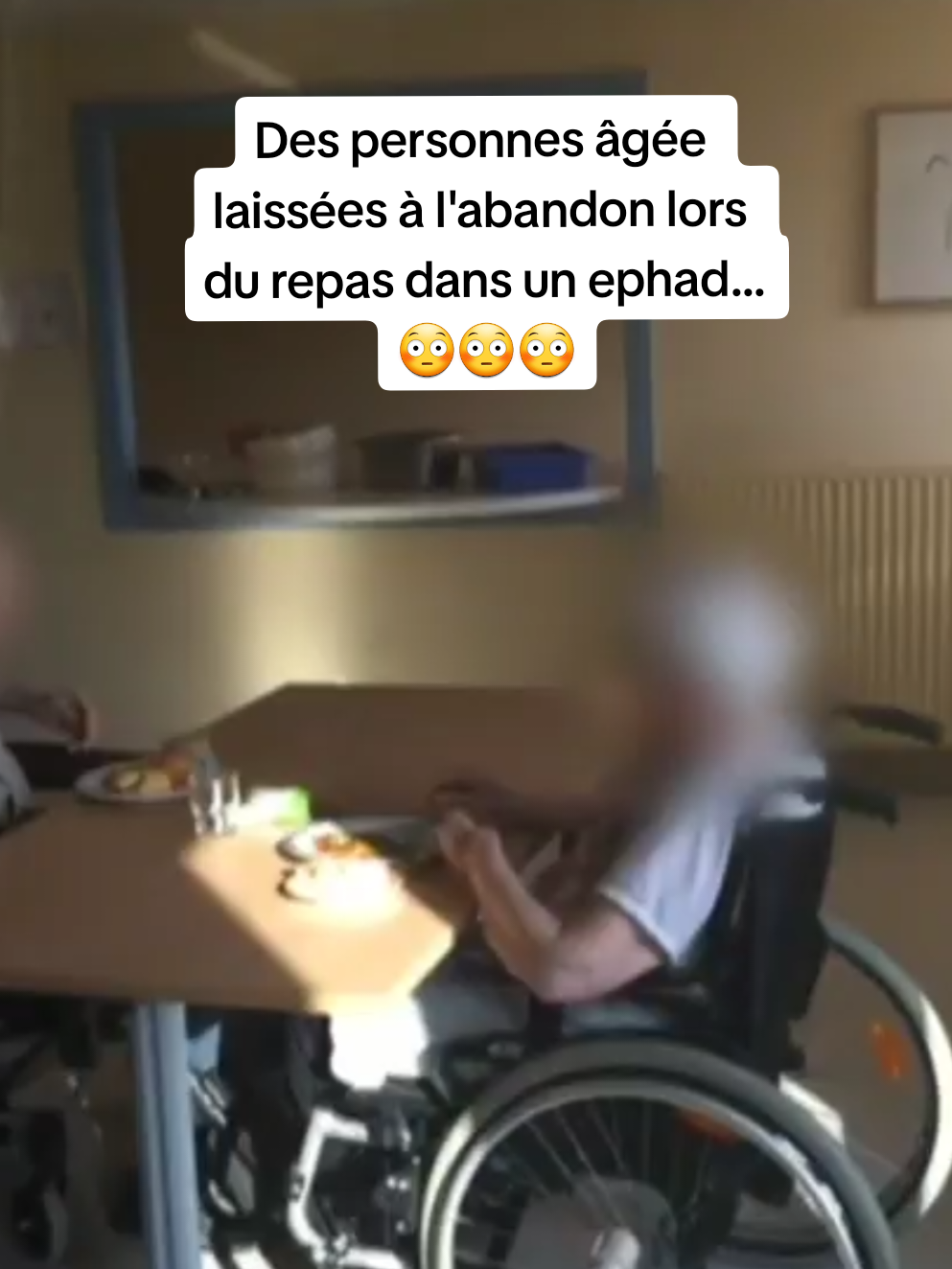 Lors du repas en ephad,des personnes âgées sont laissées à l'abandon...😳😳#pourtoi #viral #foryou #fyp #10k 