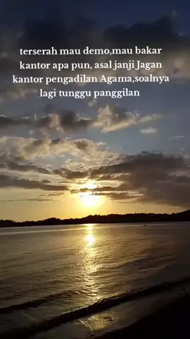 lagi menunggu panggilan pak hakim😫😆
