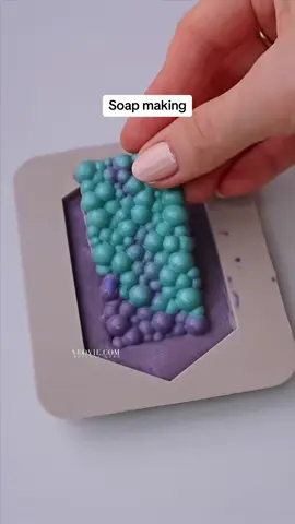Melt and pour soap magic 😍 love how I can customize it #soapmaking #soapmakersoftiktok #soaptok #soapdesign #soaptiktok 