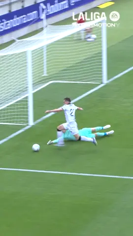 La mejor ocasión visitante estuvo en las botas de Iñigo Córdoba 👟 #LALIGAHIGHLIGHTS #AndorraBurgosCF #BurgosCF 