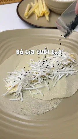 Lâu lắm rồi mới được ăn lại món bò bía tuổi thơ😋 #bobia #bobiangot #reviewanngon #fuongthieungu 
