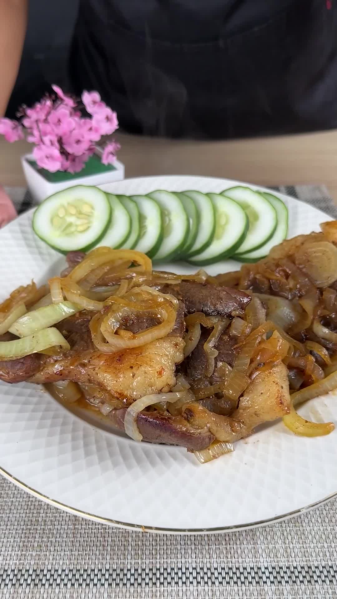 Steak with onions like in a rich hotel.