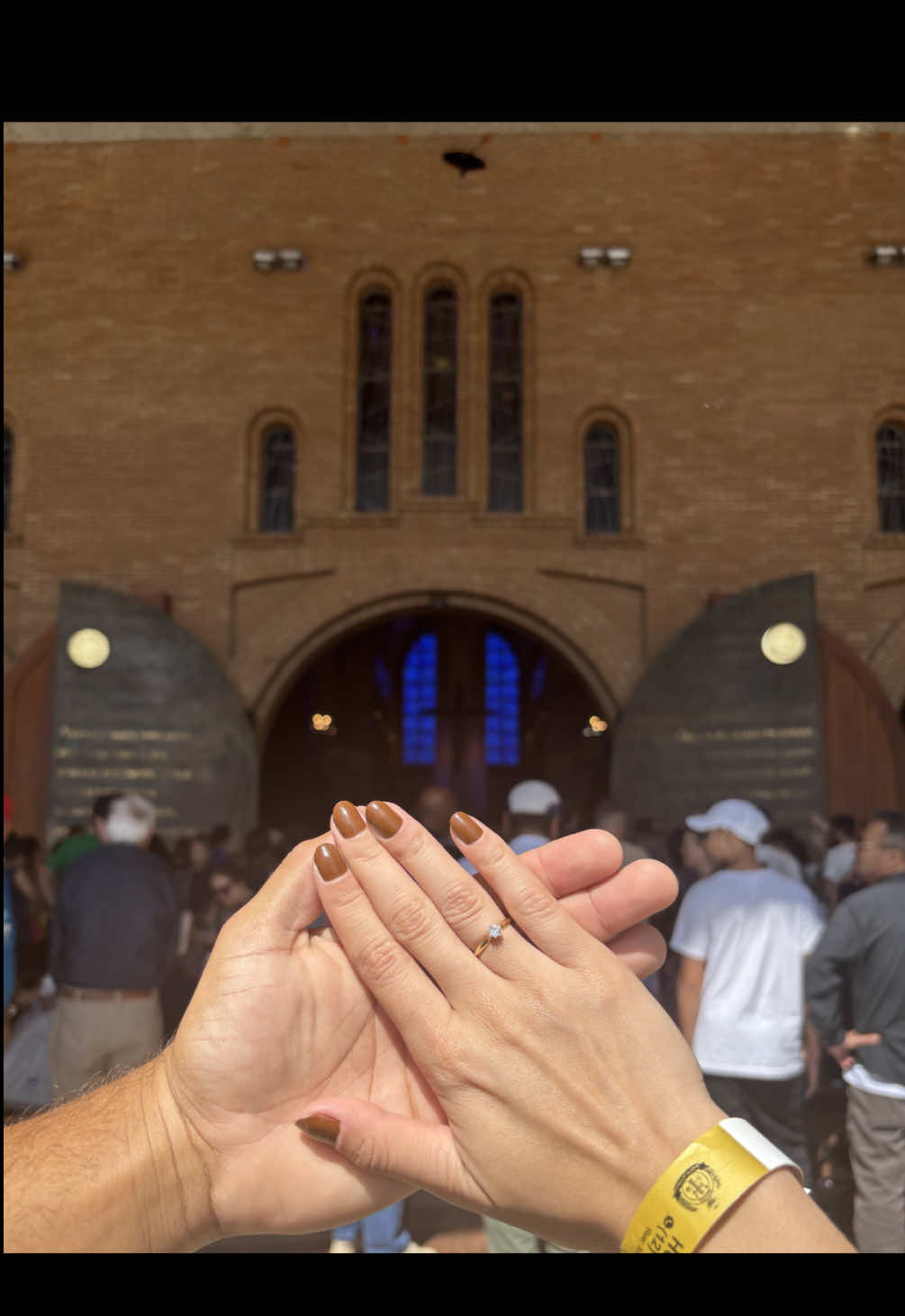 Você foi pedida em casamento no Santuário Nacional de Aparecida e foi perfeito!  Um pedido diante da mãe, que ficará para sempre em nossa memoria ❤️💍 Que Nossa Senhora Aparecida abençoe sempre nossa caminhada juntos ❤️🙏🏻 #pedidodecasamento #pedidodecadamentoaparecida #portasanta #noivado #santuariodeaparecida @João Roberto Antunes de souza 