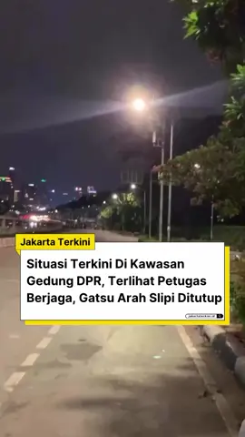 Situasi terkini di kawasan Gedung DPR terlihat  petugas berjaga, sementara arus lalu lintas di Jalan Gatot Subroto arah Slipi dilakukan penutupan, Minggu (31/8/2025) malam. #JakartaTerkini