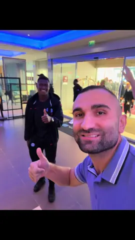 Merci Nuno MENDES pour le maillot @psg & Selfie les joueurs PSG 🔴🔵 Langue des signes Française : ALLEZ PSG  #cyhumour #ligue1 #psg #psgfans #nunomendes  