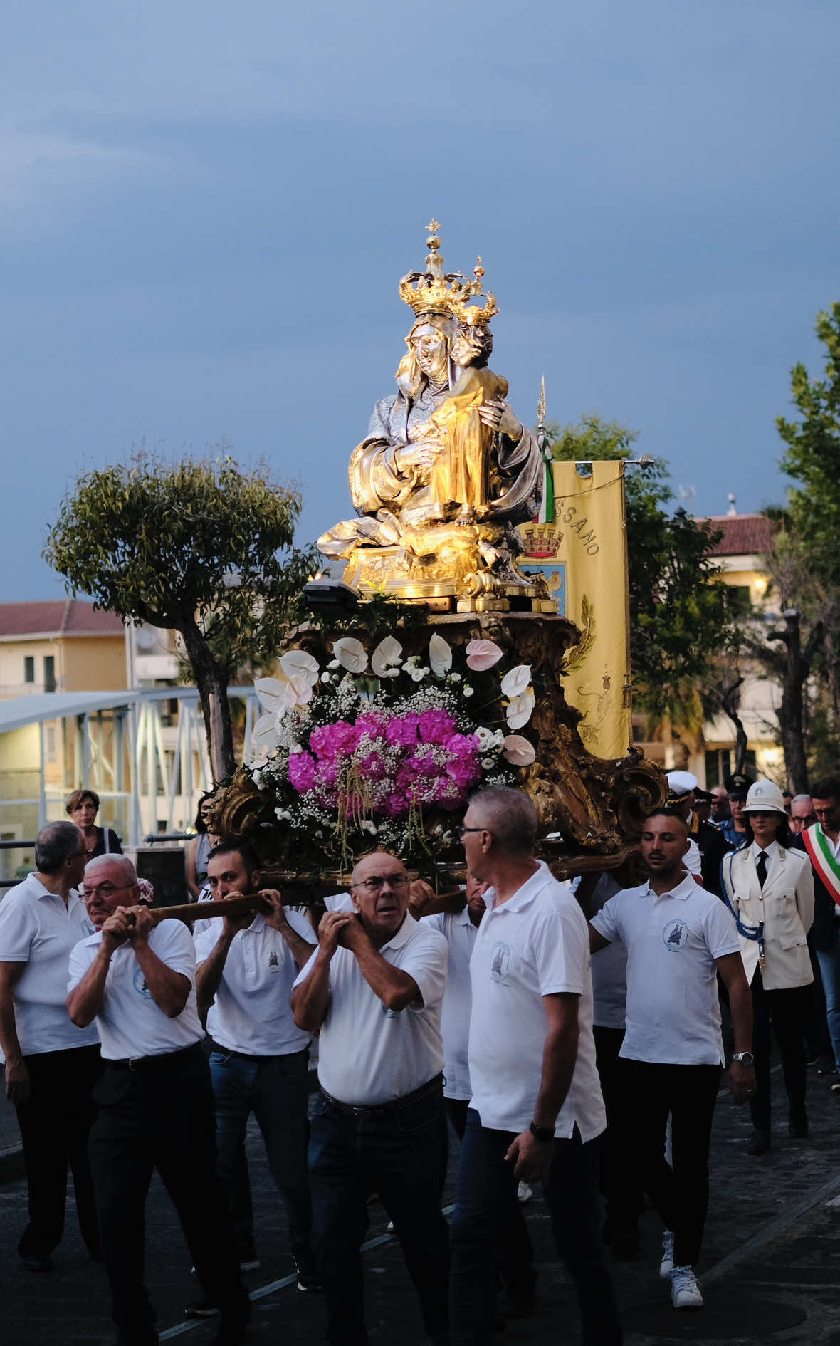 🗣️🗣️🗣️ MADONNA ACHIROPITA 🗣️🗣️🗣️ ✨ Oggi si conclude il mese dedicato alla Madonna Achiropita, l’effige miracolosa che veglia sul cuore antico di Rossano. 🙏 “Achiropita” significa non dipinta da mano umana, ma apparsa per intervento divino. Un’immagine bizantina unica, che da secoli dona fede, speranza e protezione alla nostra comunità. 💙 Custode di miracoli e tradizioni, continua ad essere il simbolo più sentito e amato del centro storico. 👉 Tu hai preso parte ai festeggiamenti di quest’anno?   #vocincoro  #coriglianorossano  #centrostorico 