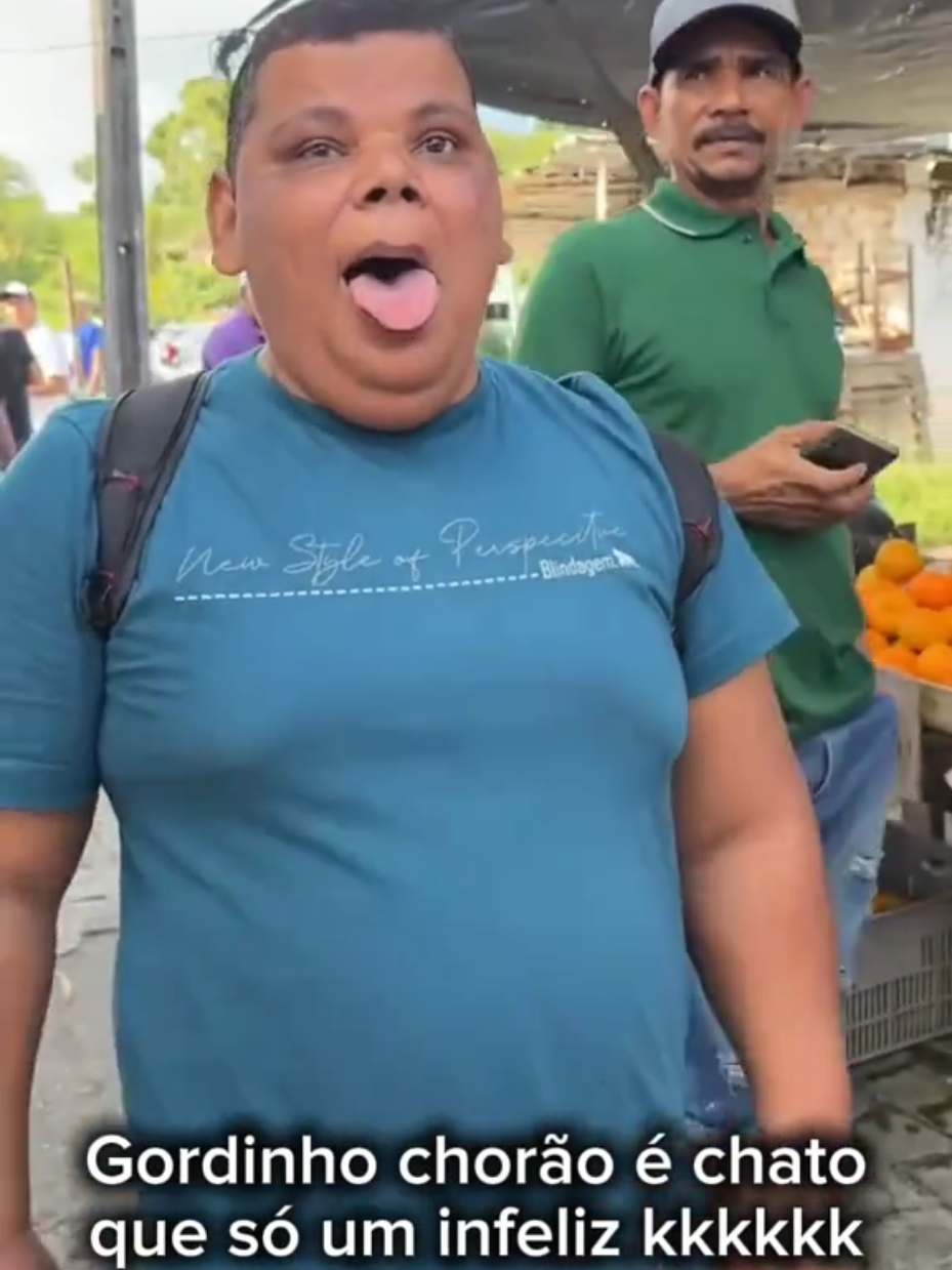 Gordinho chorão é chato que só um infeliz, kkkkkk Deixando todo mundo irritado na feira! Deixe seu comentário!