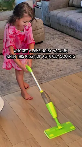 omg finally a pretend play toy that actually works for real! Get those kids to work moms! lol #kidstoy #spraymop #pretendplay #montessori #toy 
